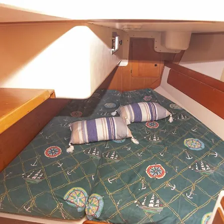 Úszó hotel Relaxing In A Cozy Sailing Boat In *