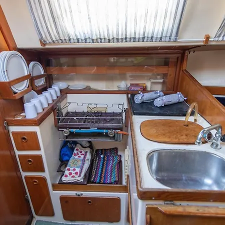 Úszó hotel Relaxing In A Cozy Sailing Boat In Kalamáta