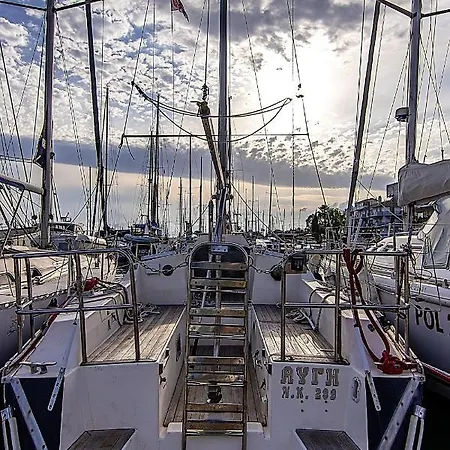 Relaxing In A Cozy Sailing Boat In Úszó hotel Kalamáta